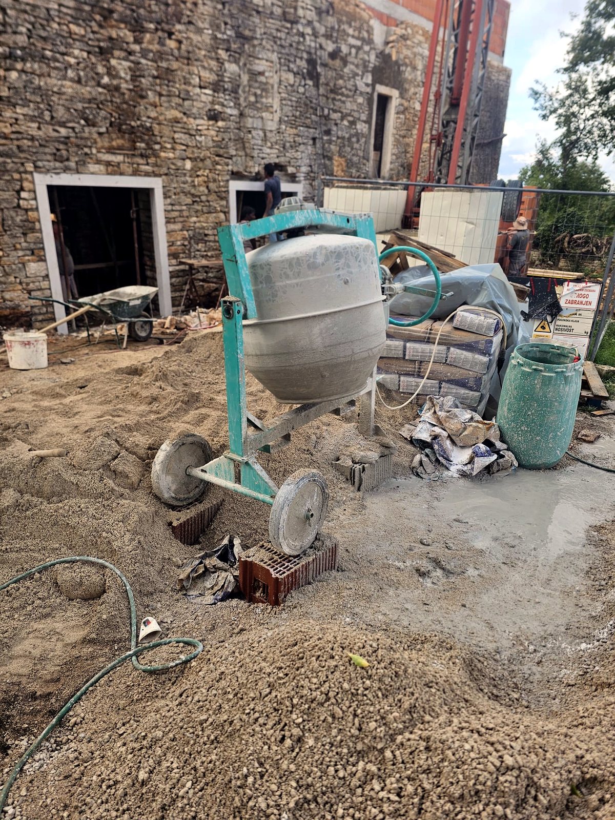 Mješalica za beton na gradilištu